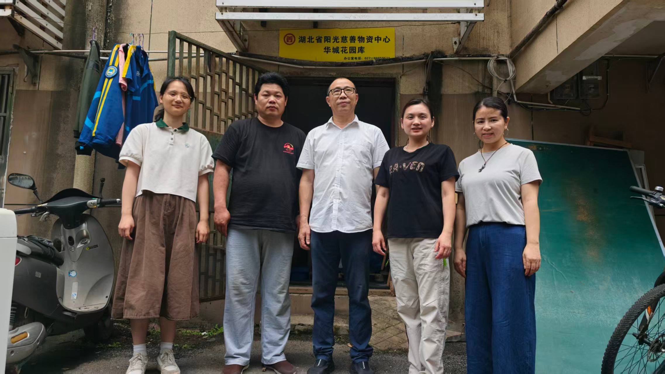 阳光慈善上千件爱心物资已整理就绪